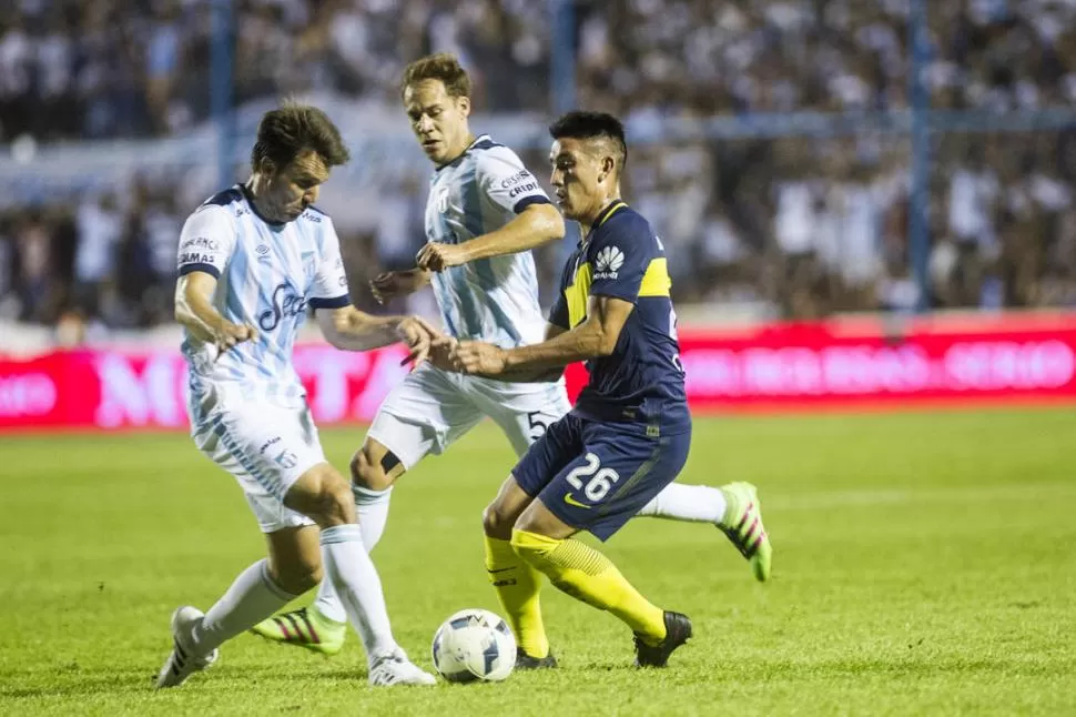 NO PASARÁS. Canuto, que falló en la cobertura del primer gol de Boca, le cierra el paso a Centurión. Leyes apoya de atrás.  la gaceta / FOTO DE JORGE OLMOS SGROSSO