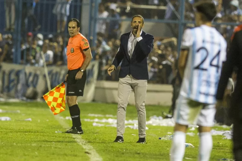 A LOS GRITOS. Azconzábal da indicaciones mientras Di Plácido se prepara para realizarel lateral durante el primer tiempo.  la gaceta / FOTO DE JORGE OLMOS SGROSSO