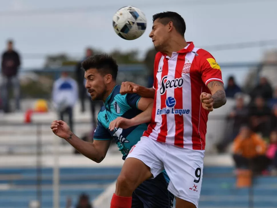 NO LE SALIÓ UNA. Mauro Quiroga gana de arriba una pelota. El nueve careció de oportunidades para marcar un gol. foto de daniel feldman (especial para la gaceta)