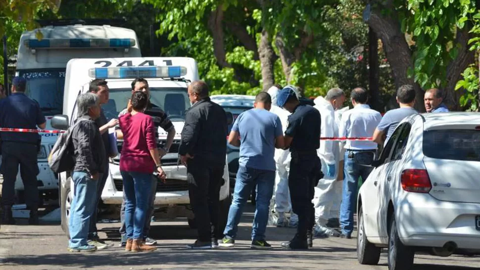 ESCENA DEL CRIMEN. Peritos y policías trabajan en el lugar del triple asesinato. DYN