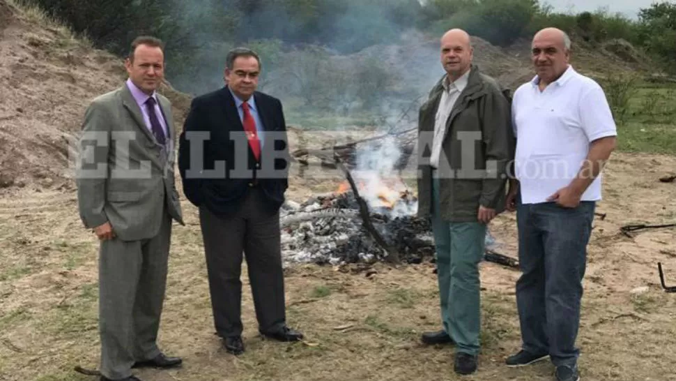 IN SITU. Las autoridades judiciales supervisaron la incineración de la marihuana. FOTO TOMADA DE ELLIBERAL.COM.AR