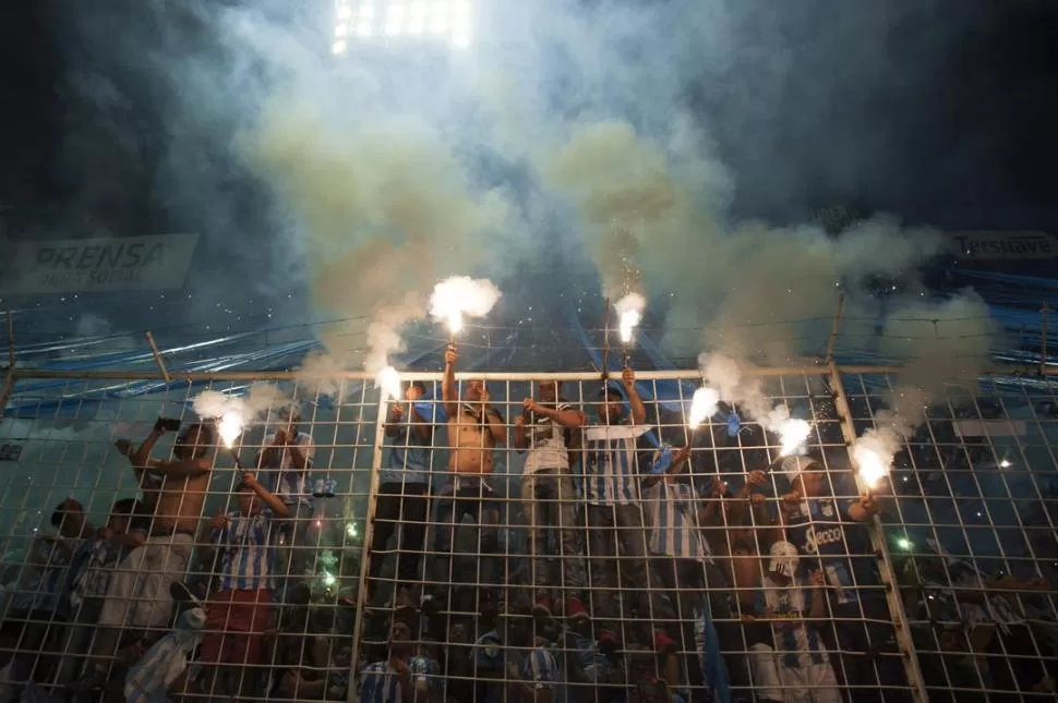 LOCURA TOTAL. Los hinchas ubicados en la Laprida encendieron bengalas (están prohibidas) que le dieron color al marco.  la gaceta / foto de diego aráoz