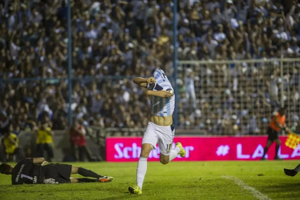 ¿TAPADO DE LA BRONCA? No, Menéndez está a punto de sacarse la camiseta para celebrar su gol, que significó el empate definitivo. Tanto él como Zampedri y varios “Decanos” se quejaron del arbitraje. la gaceta / FOTO DE JORGE OLMOS SGROSSO