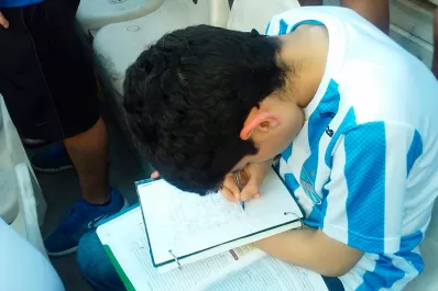 ¿Previa? Decidió hacer la tarea de historia hasta que Atlético saliera a la cancha