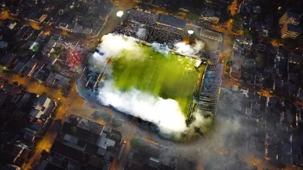 IMAGEN AÉREA. Un drone captó el espectacular recibimiento de la gente al equipo y con el que puede observarse que los fuegos artificiales fueron lanzados desde afuera y que las bengalas sí estaban adentro del estadio.  foto de horizonte drones