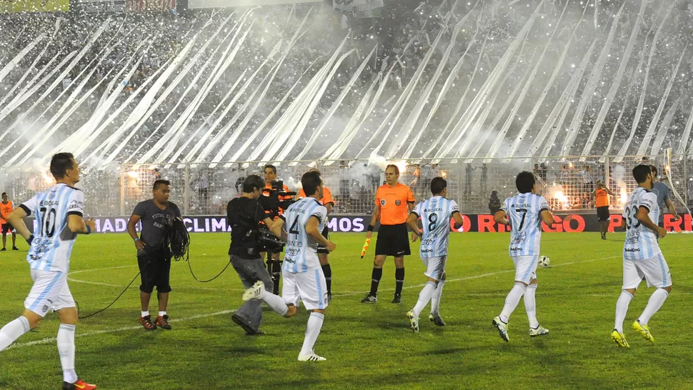 ILUSIÓN. Los hinchas Decanos esperan ansiosos la confirmación de la clasificación al reprechaje. ARCHIVO LA GACETA / FOTO DE HÉCTOR PERALTA