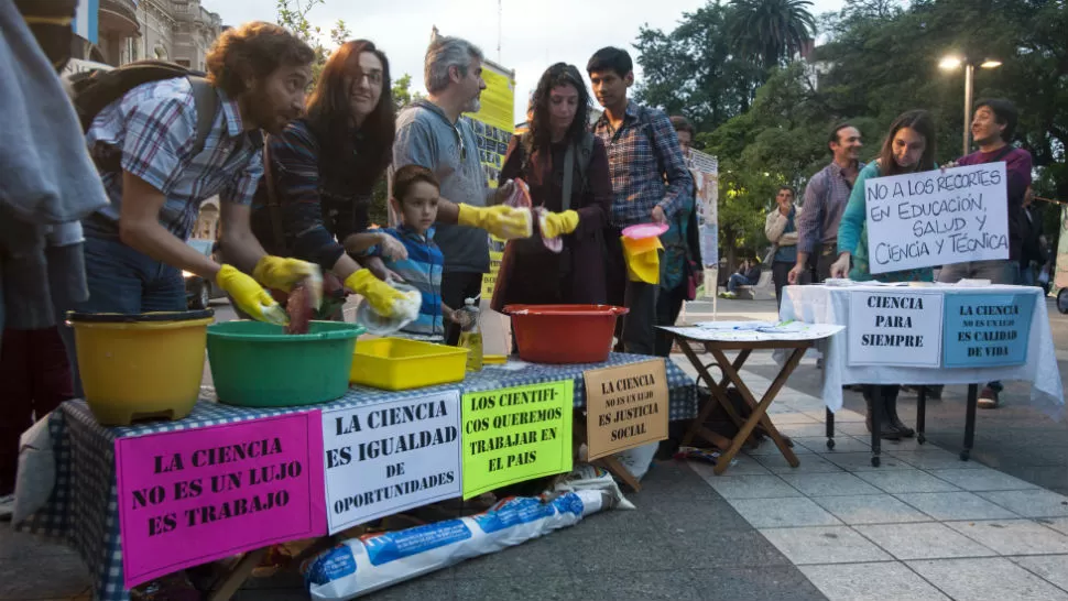 SINGULAR PROTESTA. Los científicos lavaron platos en la plaza Independencia, como había sugerido Domingo Cavallo que hicieran durante el menemismo. LA GACETA