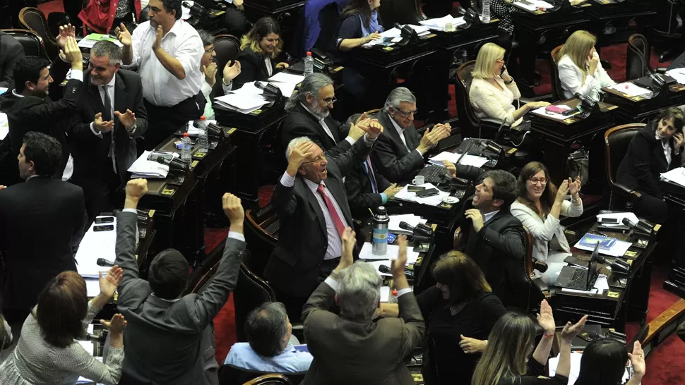 CON APLAUSOS. Los diputados del FpV celebraron el resultado de la votación. TELAM