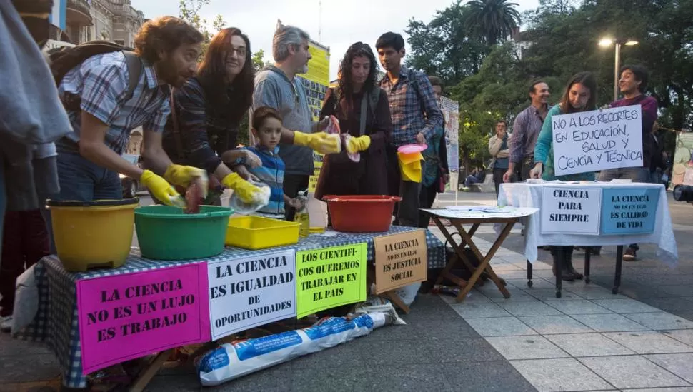 PROTESTA. Empleados e investigadores del Conicet realizaron una “lavada de platos” contra el Gobierno nacional. la gaceta / foto de diego aráoz