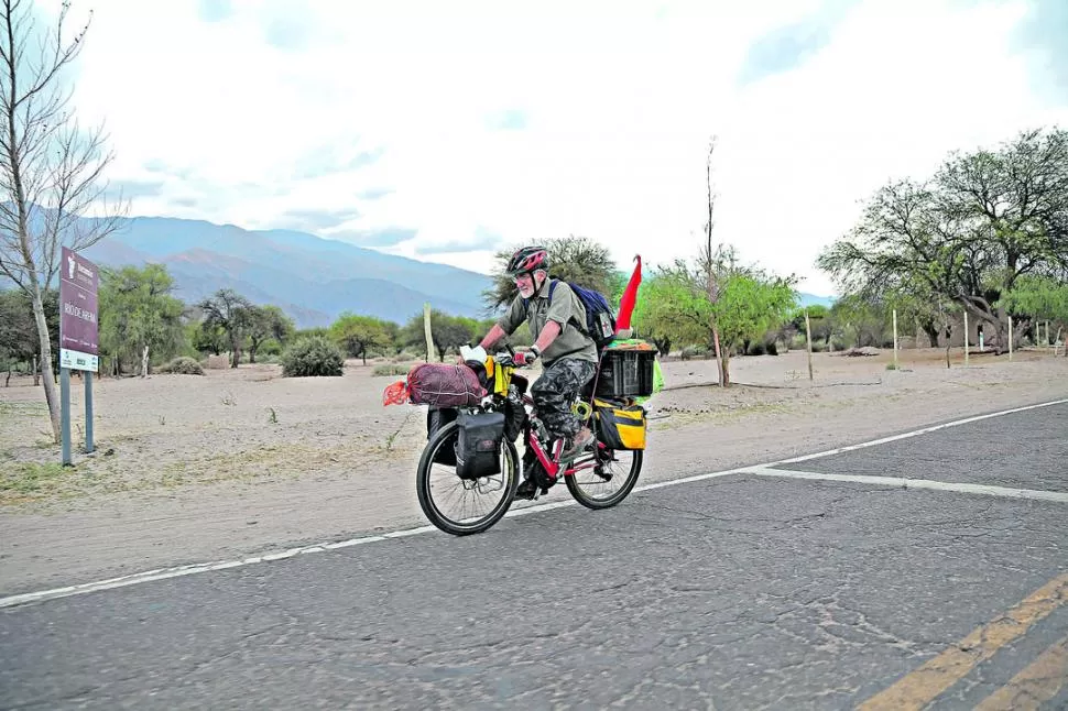 EN LOS VALLES. Rodolfo Itre en su bicicleta, donde lleva todas sus pertenencias. “Solo me falta el inodoro, por eso es tan pesada”, bromeó durante el diálogo que mantuvo con LA GACETA. la gaceta / foto de álvaro medina