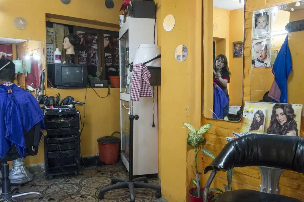 NO SE RECUPERÓ DEL SUSTO. La peluquera Patricia Medina sufrió el año pasado otro violento atraco. la gaceta / foto de jorge olmos sgrosso