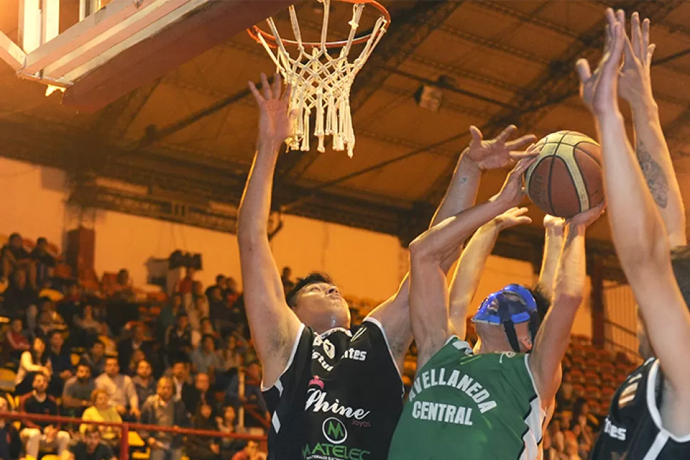 Soraire se filtró en la defensa Cebra y anotará para Avellaneda.
FOTO DE LA GACETA/HÉCTOR PERALTA