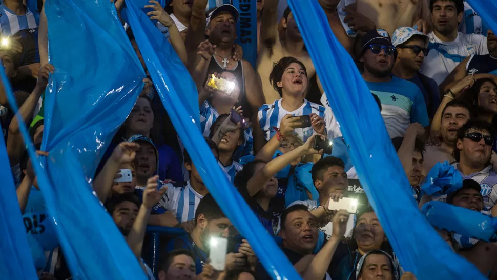 HINCHAS DECANOS. Una postal de la tribuna durante el partido contra Boca. ARCHIVO