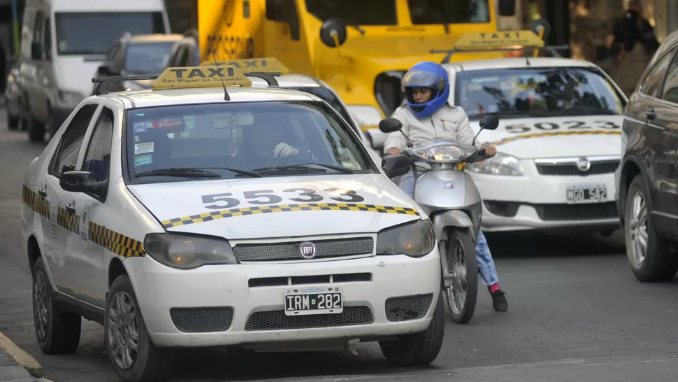 TAXIS. Los pasajeros cuestionan el estado de los vehículos y la seguridad que brindan. LA GACETA / FOTO DE INES QUINTEROS ORIO