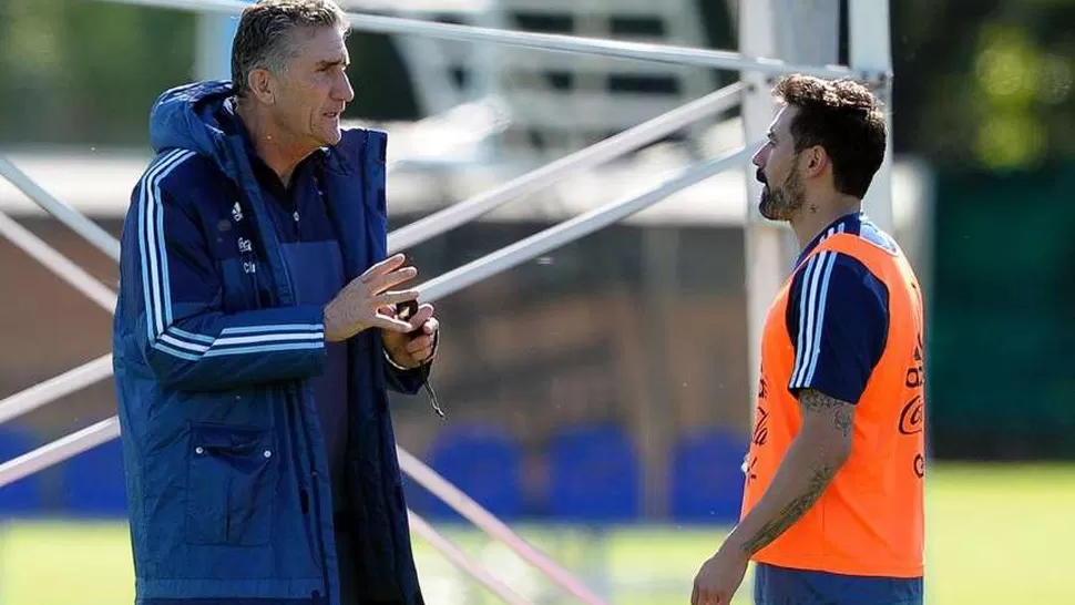 BAUZA CHARLA CON LAVEZZI (OLÉ.COM)