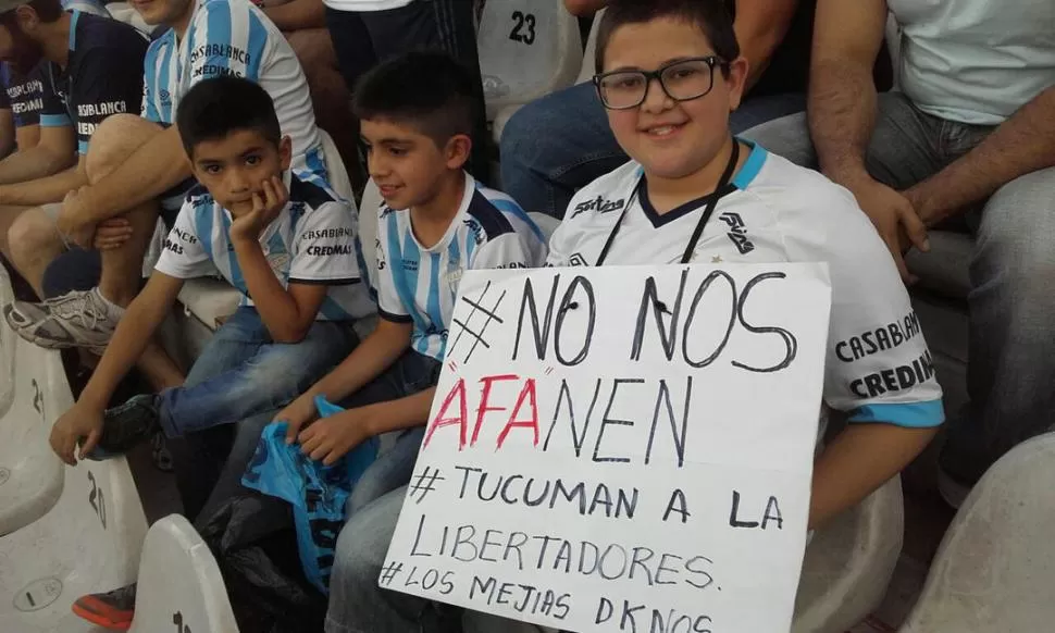 TODOS QUIEREN JUGAR LA COPA. Chicos, grandes y jóvenes simpatizantes de Atlético esperan ver al equipo en el torneo. la gaceta / foto de franco vera