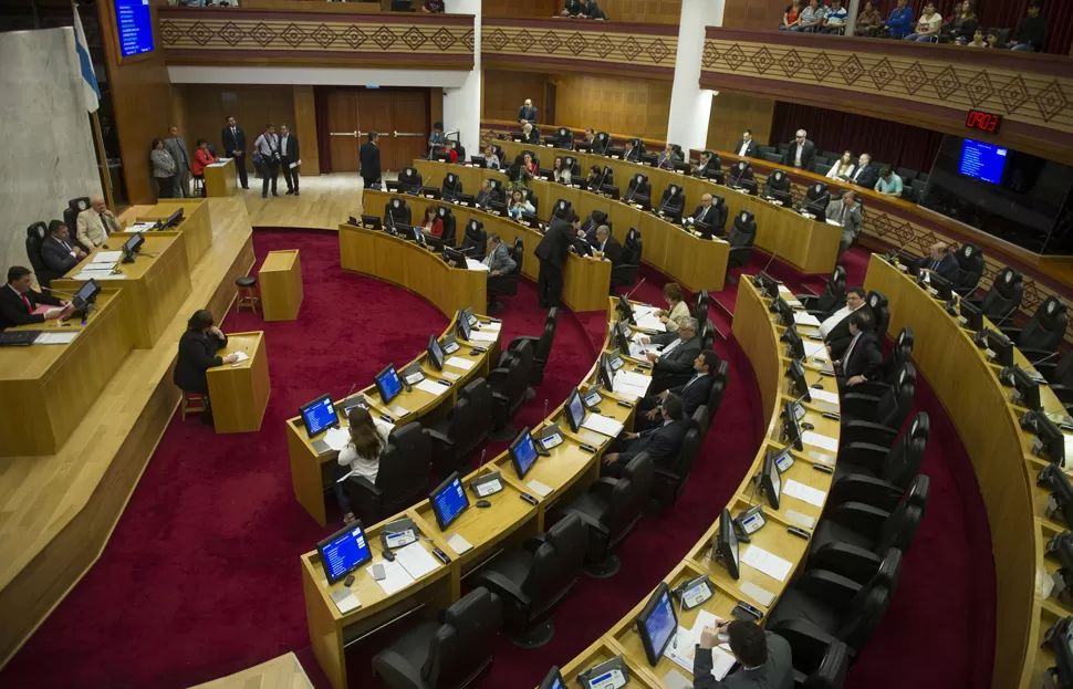 LEGISLATURA. Los parlamentarios, cuando empezaba la sesión. LA GACETA / JORGE OLMOS SGROSSO