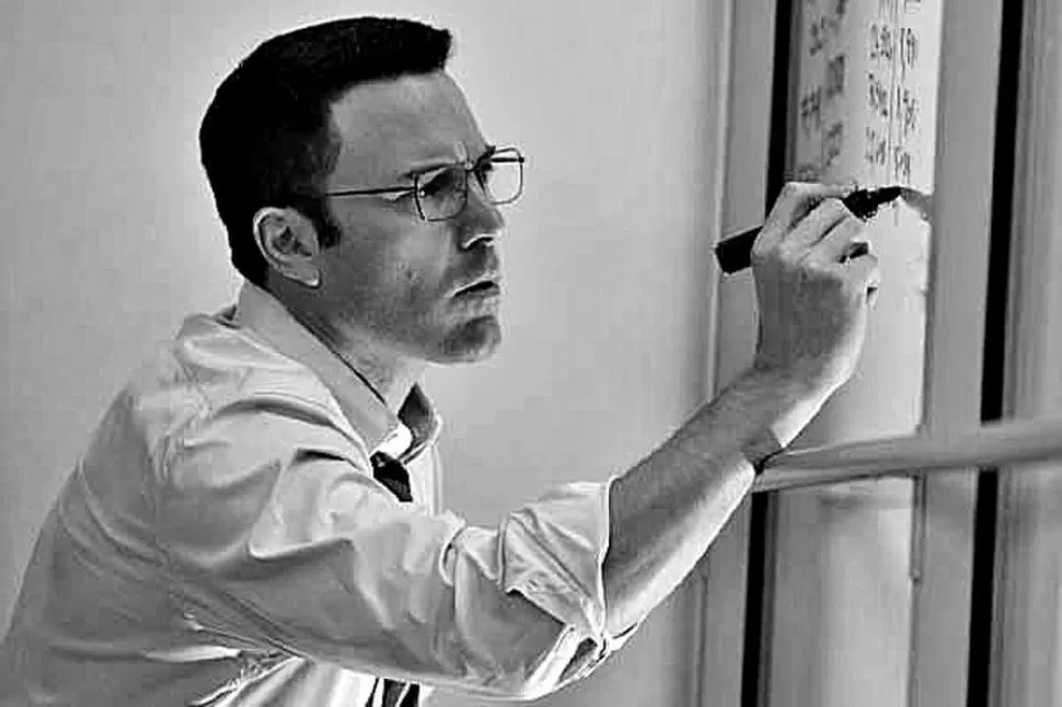 DOBLE CARA. Affleck es una persona de día y otra de noche.   