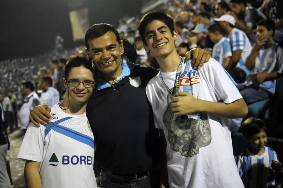 HINCHAS FIELES. “Maxi”, Vicente y Francisco se sientan en el sector 1 de plateas.  