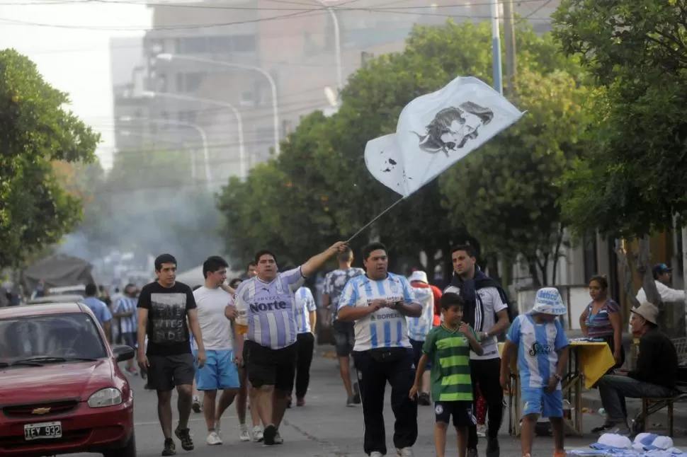 ICONO. Gabriel flamea la bandera con la cara del “Che” inmortalizada por “Korda”, acaso la foto más famosa del guerrillero.LA GACETA /  FOTO DE INÉS QUINTEROS ORIO.- 