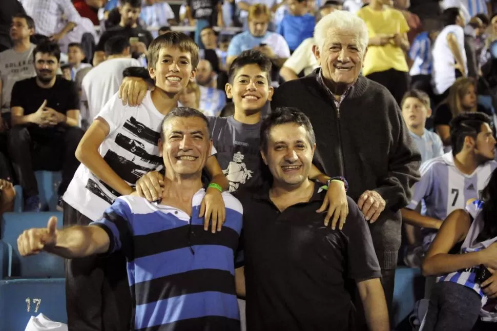 REGRESO. Jorge (arriba, a la derecha), con sus hijos y nietos, el día en que volvió a la cancha, tras dos décadas de ausencia.LA AGACETA / FOTO INÉS QUINTEROS ORIO.- 