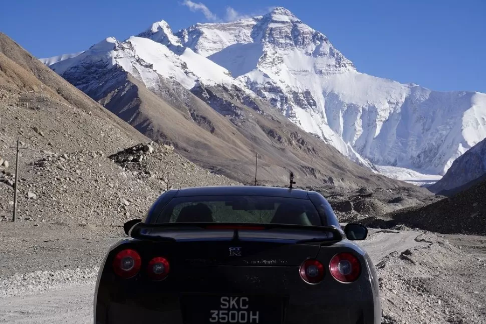 Un superdeportivo en el Everest