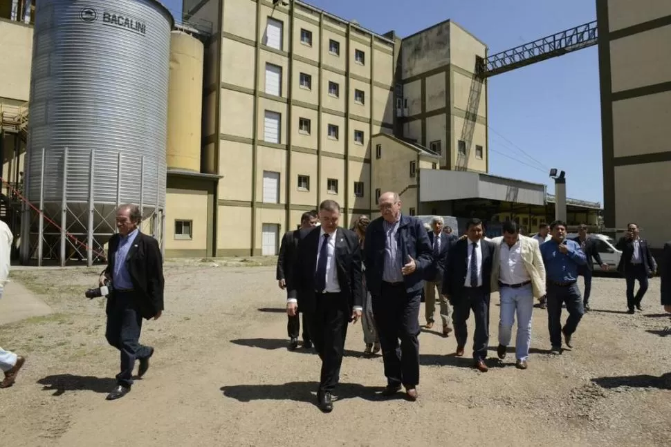 EN BANDA DEL RÍO SALÍ. Jaldo, a cargo del Ejecutivo por el viaje de Juan Manzur a Chile, visitó ayer una fábrica. twitter @OsvaldoJaldo