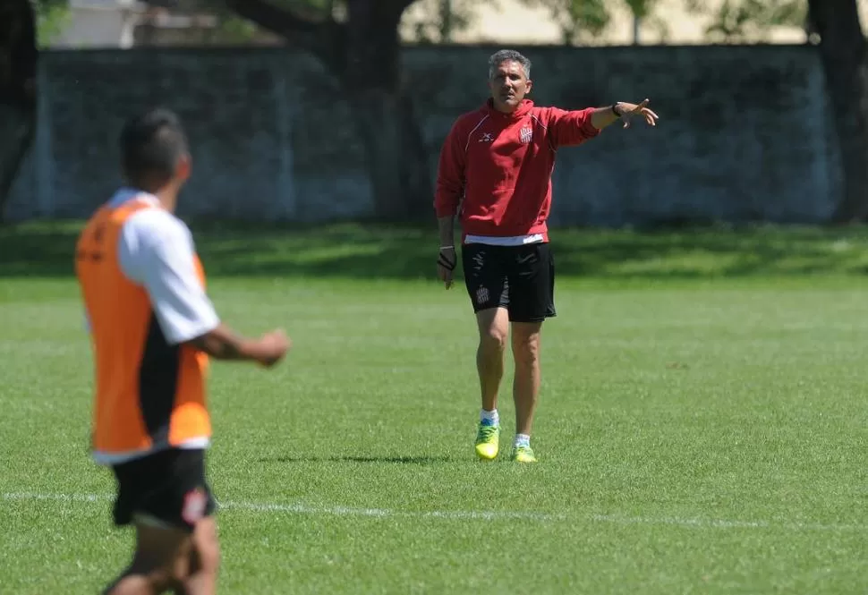 A LEVANTAR. Cagna sabe que San Martín tocó fondo en Puerto Madryn y debe mejorar en el juego para comenzar a sumar. la gaceta / foto de franco vera