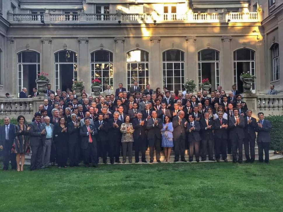 EN LA EMBAJADA ARGENTINA EN CHILE. Bordón agasajó a la misión comercial tucumana que encabeza Manzur. 