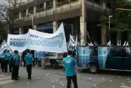 El centro es un caos: hoy no hay bancos y el sindicato corta calles