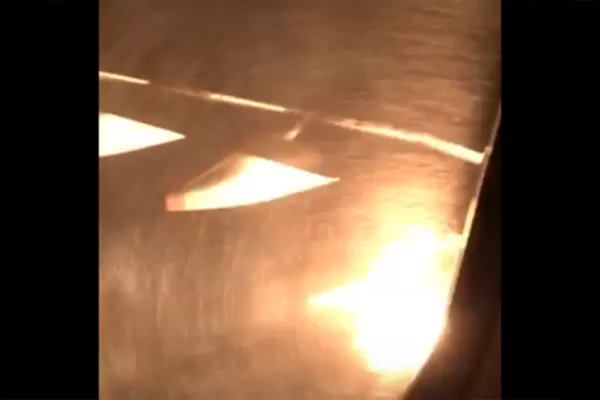 Los videos de la falla en la turbina de un avión de Aerolíneas