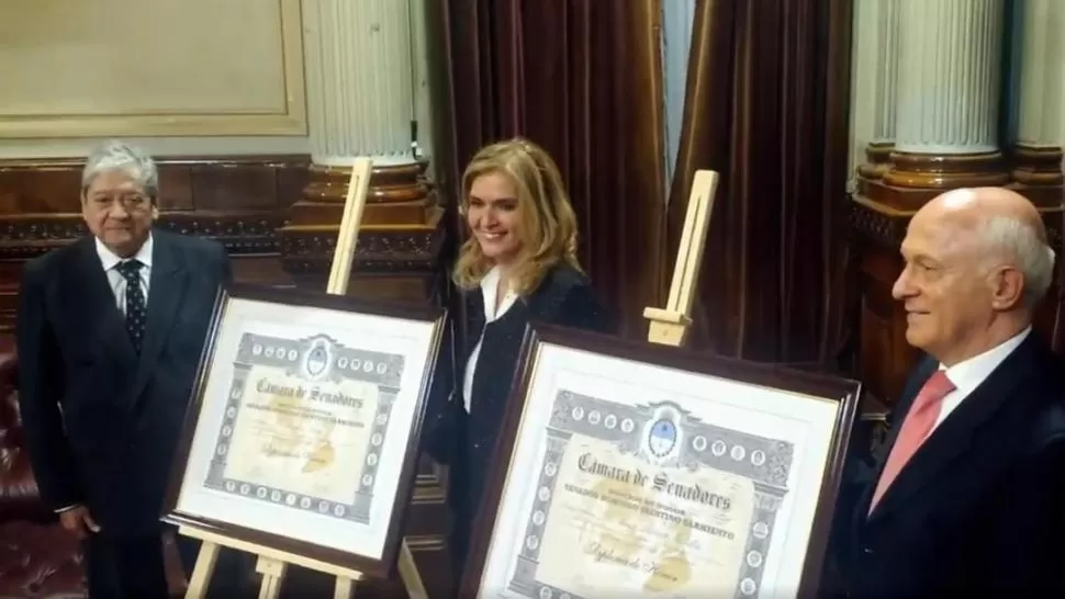 EN EL SENADO. Rodó, la senadora Elías de Pérez, promotora de los premios, y el doctor Rotella, junto a los diplomas. senado de la nación