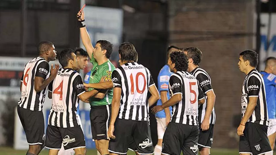 A LOS CUATRO VIENTOS. Ante Gimnasia de Mendoza, el árbitro bahiense cobró tres penales y expulsó a dos jugadores mendocinos. FOTO TOMADA DE DIARIOUNO.COM/OVACION