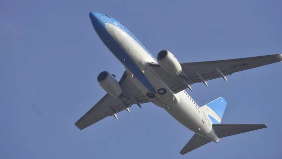 AEROLÍNEAS EN TUCUMÁN. En avión de la empresa, despega en el aeropuerto Benjamín Matienzo. LA GACETA / JORGE OLMOS SGROSSO