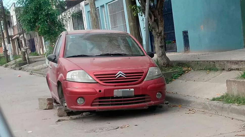 Un auto estuvo estacionado en la calle y amaneció sin ruedas