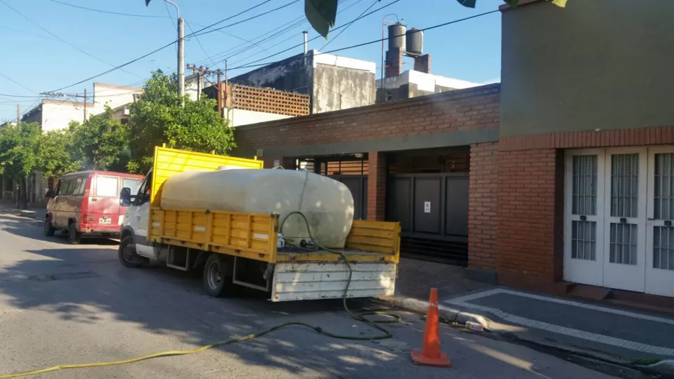 ABASTECIMIENTO. Un camión cisterna provee de agua al barrio. FOTO ENVIADA POR UN LECTOR A TRAVÉS DE WHATSAPP