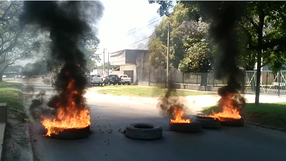 CORTE. Los trabajadores protestaron en la planta ubicada en la ex avenida Roca al 3.600. IMAGEN DE VIDEO.