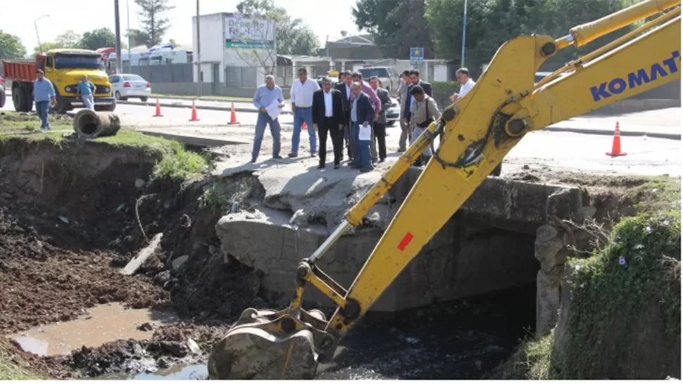 ESTA MAÑANA. El intendente Germán Alfaro supervisó los trabajos que lleva adelante el municipio en el “canal de la Termoeléctrica”. FOTO GENTILEZA PRENSA MUNICIPALIDAD DE SAN MIGUEL DE TUCUMÁN