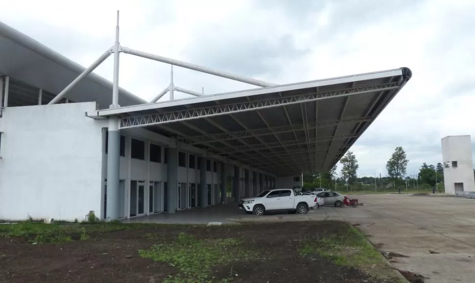 LARGA PARÁLISIS. En julio del año pasado, la obra de la Terminal de Ómnibus en Concepción se había frenado. la gaceta / foto de osvaldo ripoll 