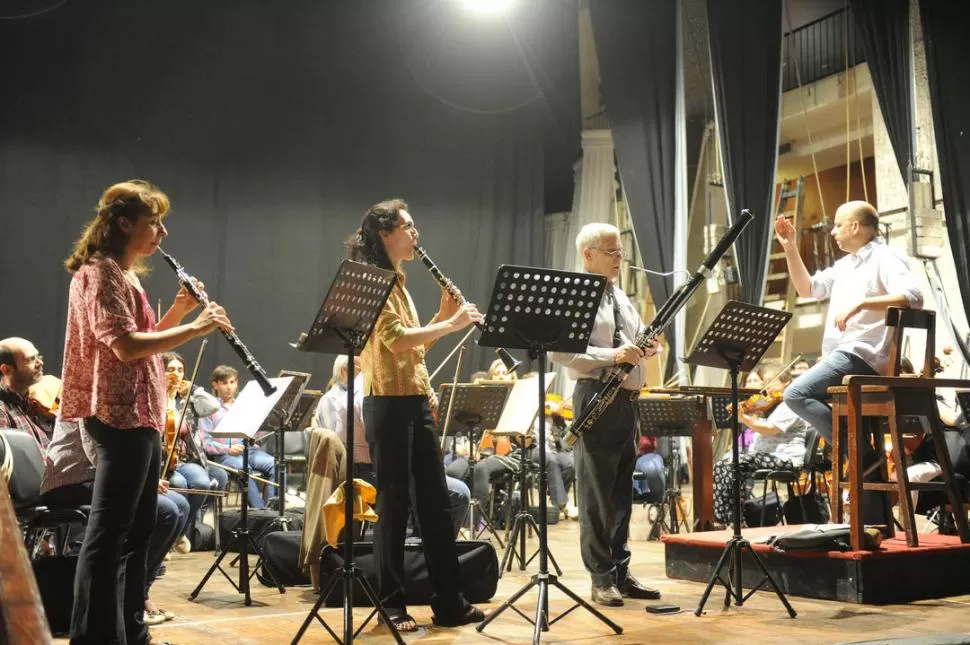 TRÍO DE VIENTOS. Los solistas, en primer plano, ensayan sus partes dirigidos por el maestro Francisco Varela. LA GACETA / FOTO DE HÉCTOR PERALTA.-