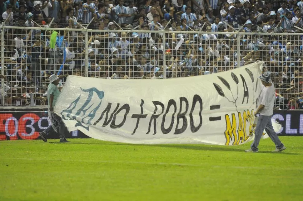 FIN DE SEMANA DE VIGILIA. Los hinchas de Atlético esperarán ansiosos conocer qué escribirá Pérez el próximo lunes. la gaceta / foto de hector peralta