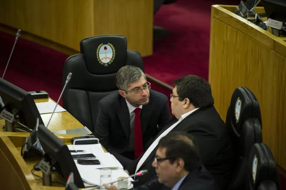 ACUERDO RADICAL. El jefe del bloque UCR, Canelada (de frente, afín al canismo), charla con el “boina blanca” García; Valdez hace uso de la palabra. la gaceta / foto de jorge olmos sgrosso
