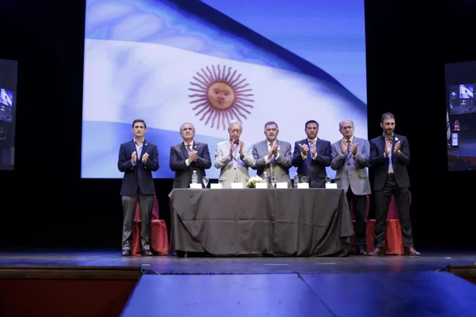 APUESTA POR LA INNOVACIÓN. Funcionarios y dirigentes empresarios durante el acto de inaguración del foro, en el Teatro Mercedes Sosa. accontenidos.com.ar