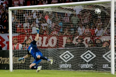 En el último minuto, Estudiantes venció a Racing y sigue invicto
