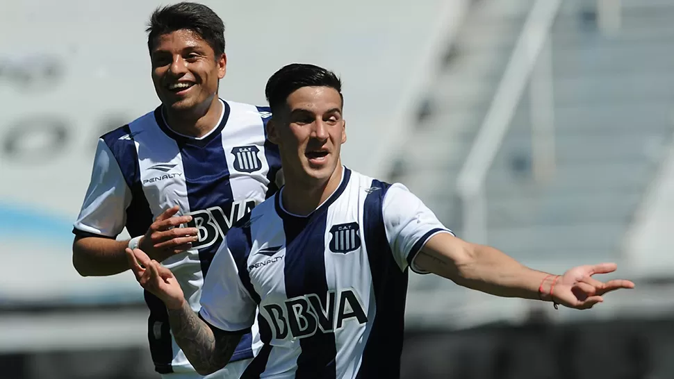 DE FESTEJO. Menéndez celebra su gol con el tucumano Palacios. TÉLAM