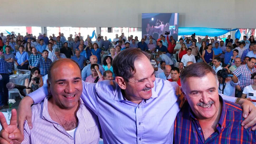 EN RANCHILLOS. Las autoridades provinciales posaron junto al ex gobernador. FOTO TOMADA DE TWITTER.COM/JUANMANZUROK