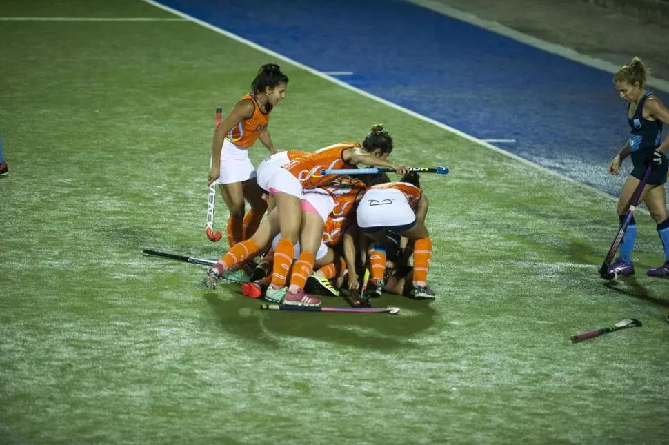 MONTAÑA DE FELICIDAD. Las jugadoras de Tucumán festejan uno de los goles.  