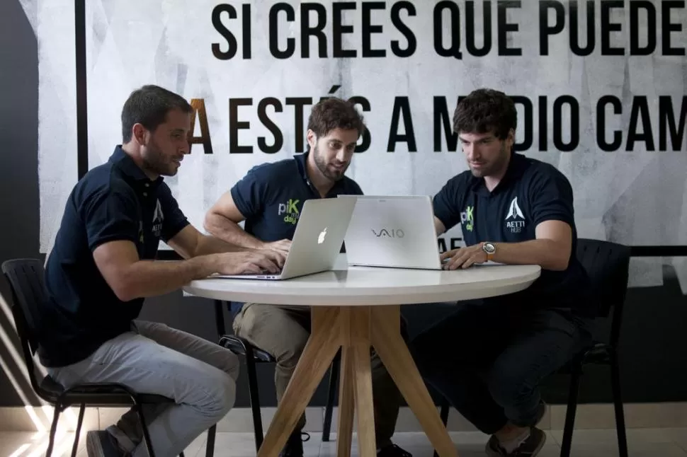 PARA ORGANIZAR EVENTOS. Páez Salas, Ragone y Ganassin ultiman los detalles de la aplicación “Pik my day”. LA GACETA / FOTO DE INÉS QUINTEROS ORIO.-