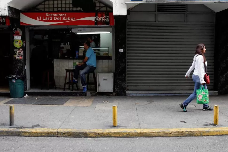 EN BOGOTÁ.- El cierre de los comercios y la adhesión de la gente despobló las calles por el paro de ayer. Reuters