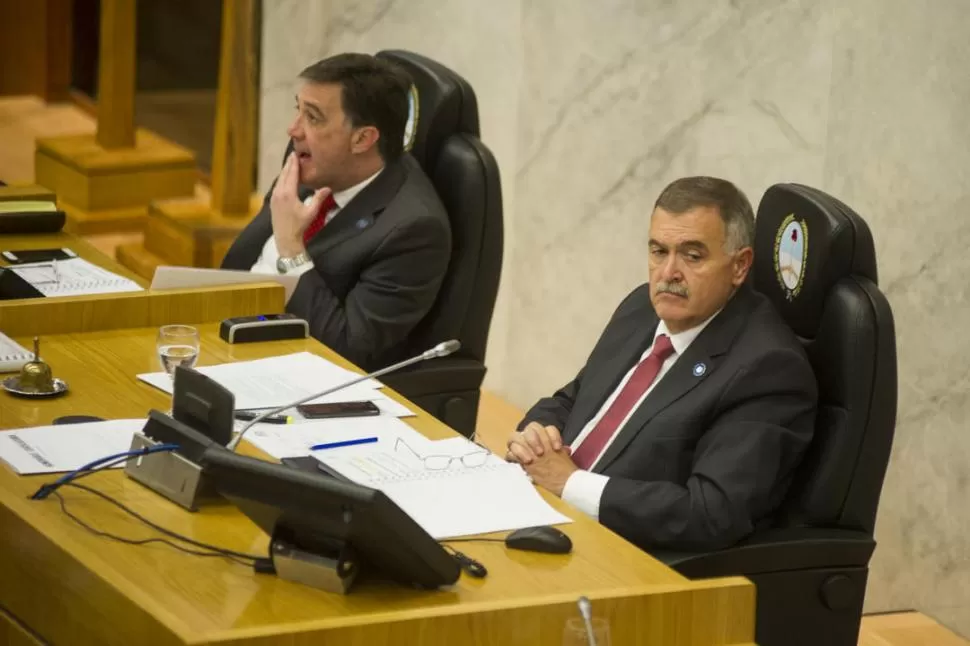 EN SESIÓN. El vicegobernador Jaldo y el secretario, Claudio Pérez, durante el debate legislativo del 1 de septiembre. la gaceta / FOTO DE JORGE OLMOS SGROSSO (archivo)